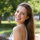 Foto de María P. sonriendo, con un aspecto saludable y vital.